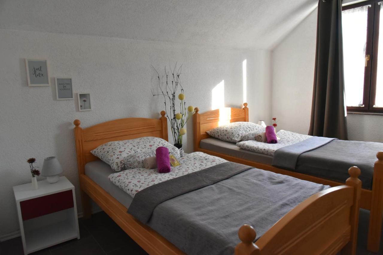 Apartment Bobic Licko Petrovo Selo Bagian luar foto