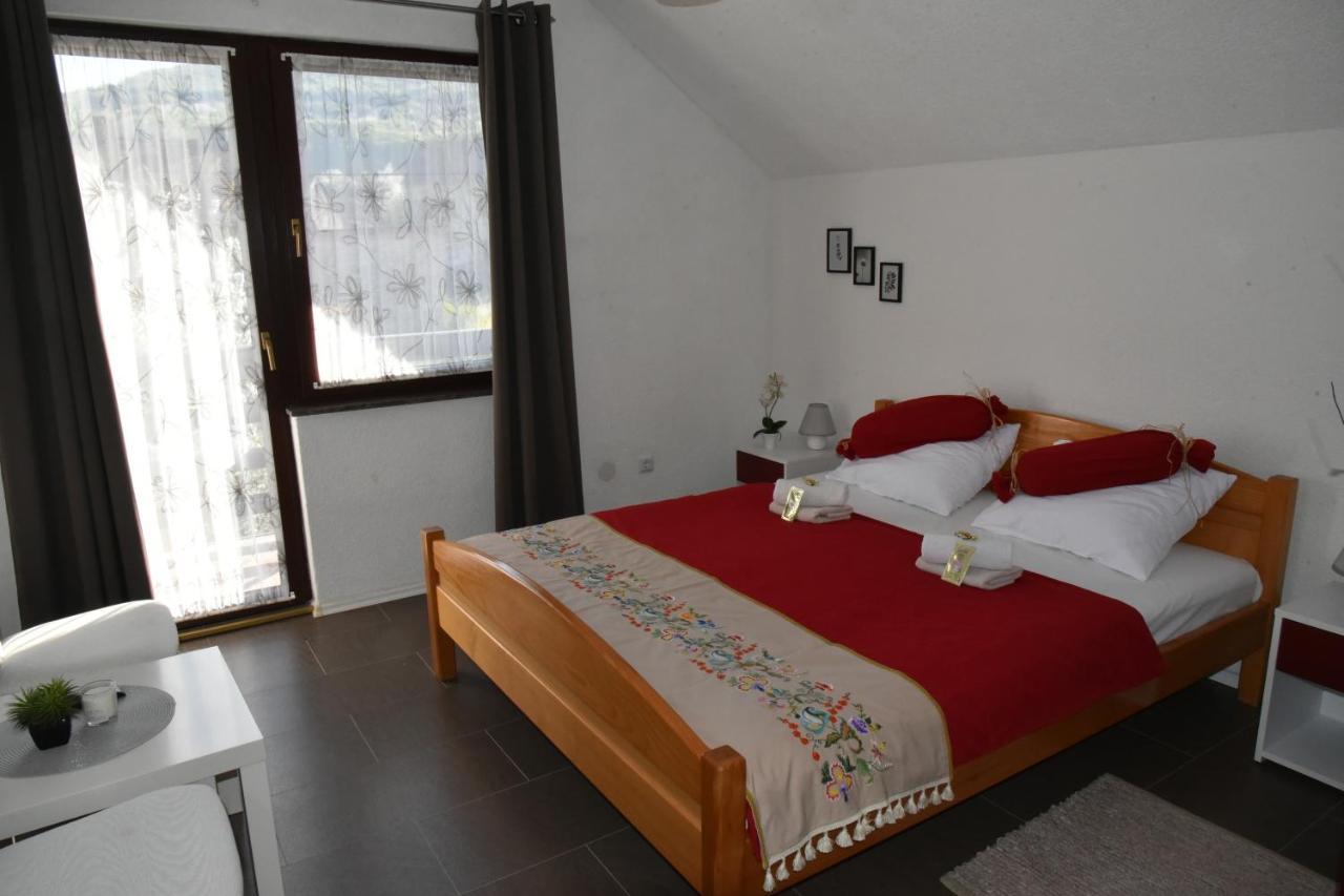 Apartment Bobic Licko Petrovo Selo Bagian luar foto
