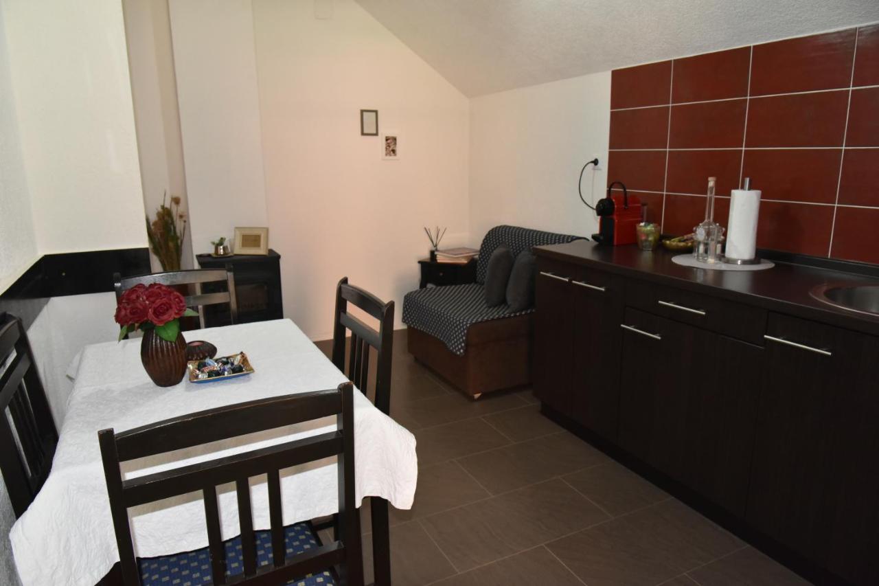 Apartment Bobic Licko Petrovo Selo Bagian luar foto