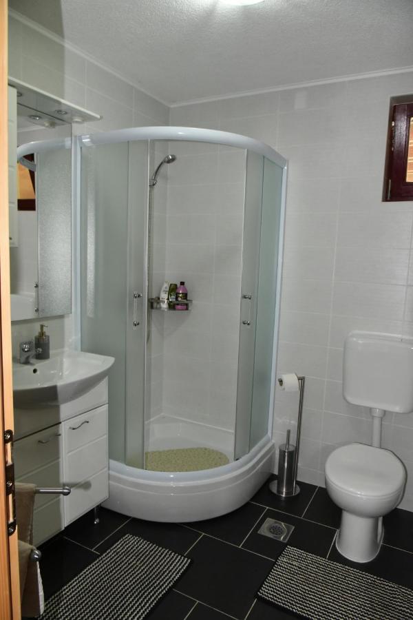 Apartment Bobic Licko Petrovo Selo Bagian luar foto