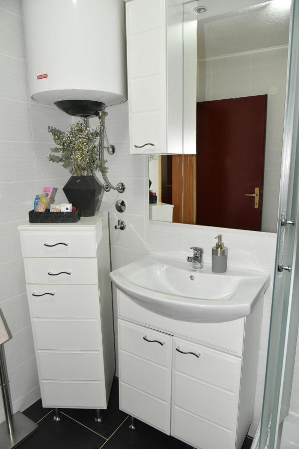 Apartment Bobic Licko Petrovo Selo Bagian luar foto