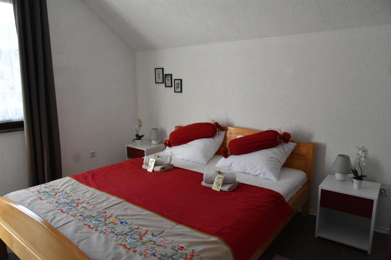 Apartment Bobic Licko Petrovo Selo Bagian luar foto